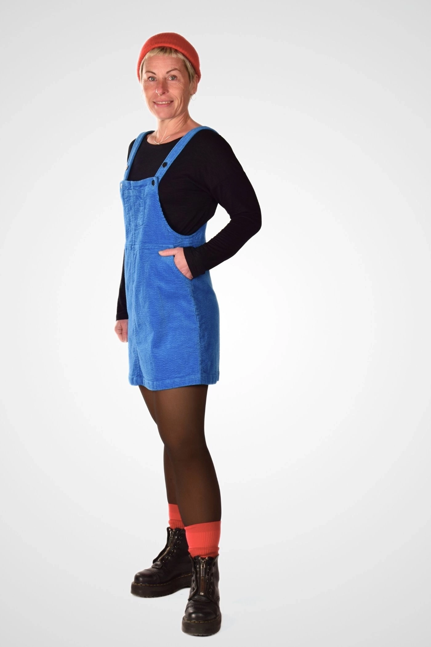 Seitenansicht links des Latzkleids "Bea" mit lockerem Schnitt und praktischer Eingrifftasche an der Seitennaht