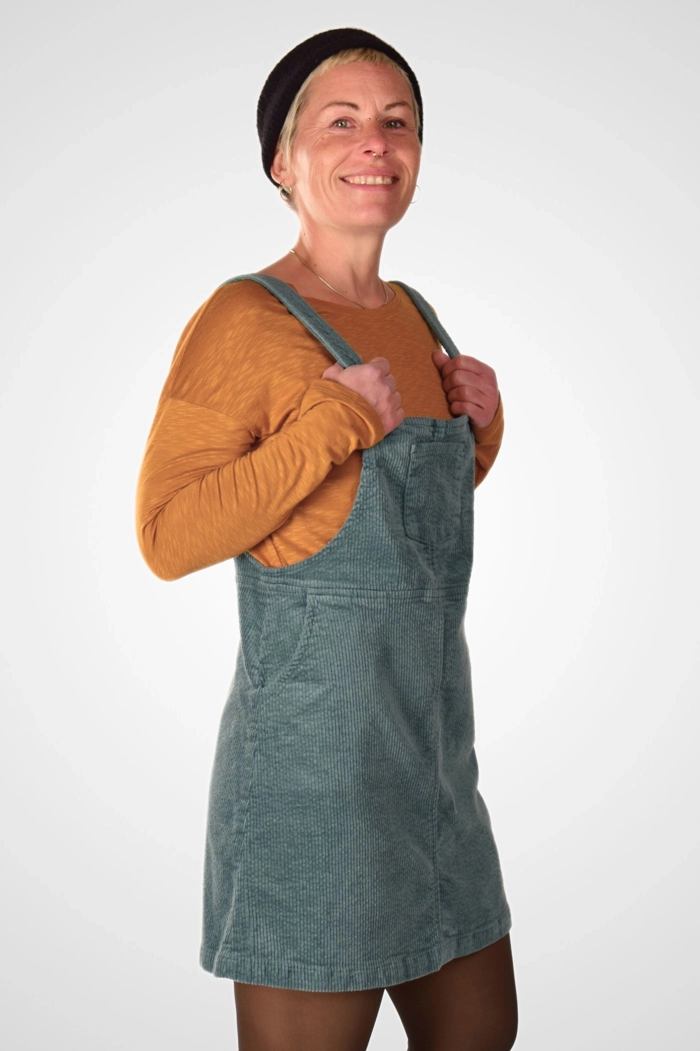 Seitliche rechte Perspektive des Latzkleids "Bea" mit fließendem Fall und seitlicher Eingrifftasche