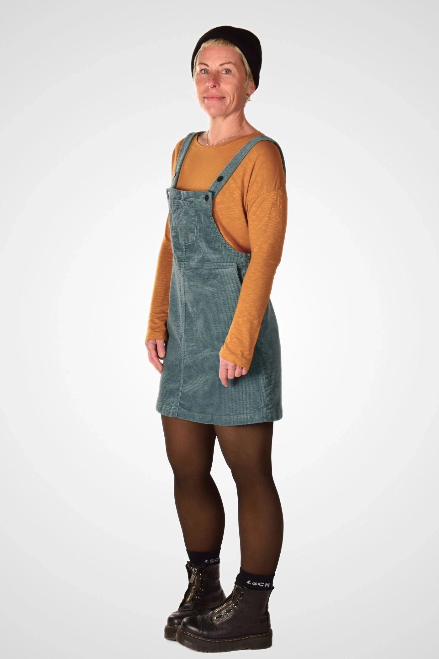 Seitliche linke Perspektive des Latzkleids "Bea" mit fließendem Fall und seitlicher Eingrifftasche