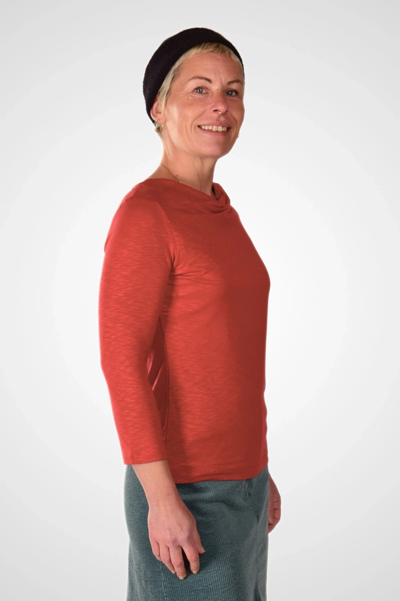 Seitenansicht des Oberteils "Marie" aus weicher geflammter Viskose, 3/4-Ärmeln und feminine Drapierung am Wasserfall-Ausschnitt