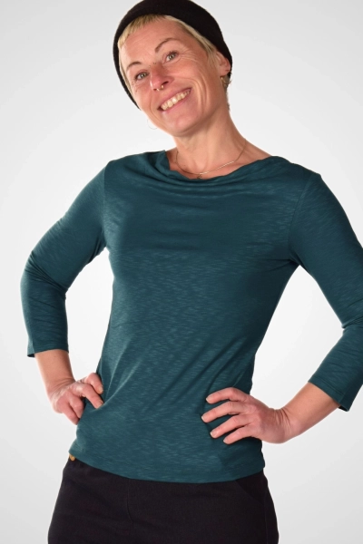 Vorderansicht von "Marie" Oberteil aus geflammter Viskose, locker fallend mit dezenter Wasserfall-Drapierung