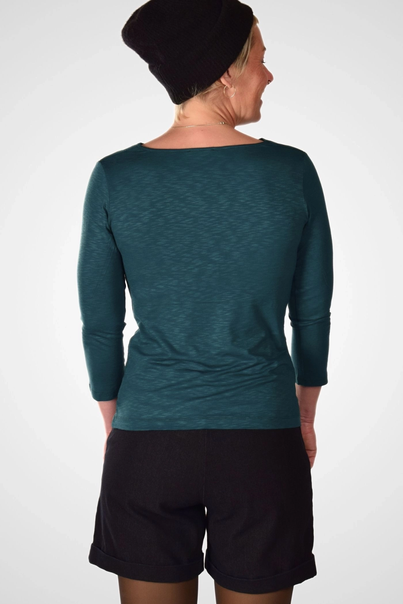 Rückansicht des Oberteils "Marie" aus geflammter Viskose mit 3/4-Ärmeln in Green