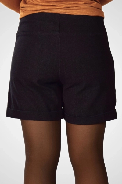 Damen Shorts "Marina" aus schwarzem Denim im Marine-Look mit dekorativen Zierknöpfen auf der Vorderseite