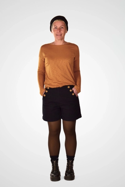 kurze Hose "Marina" aus schwarzem Denim im Marine-Look mit dekorativen Zierknöpfen in Ganzkörper-Sicht