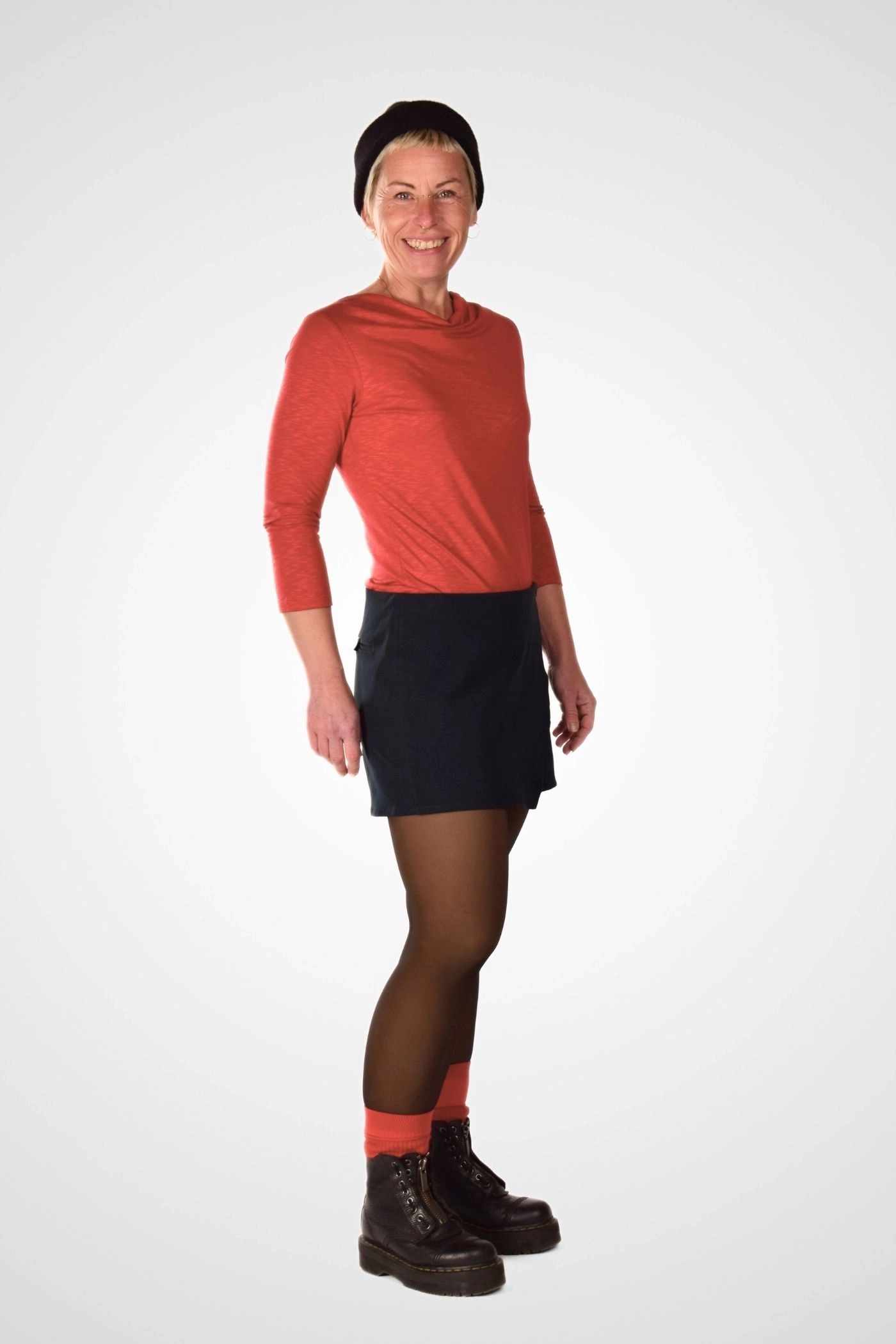 Skort „Nelke“ in Anthrazit - Seitenansicht rechts mit schmeichelnder Silhouette und bequemer Passform