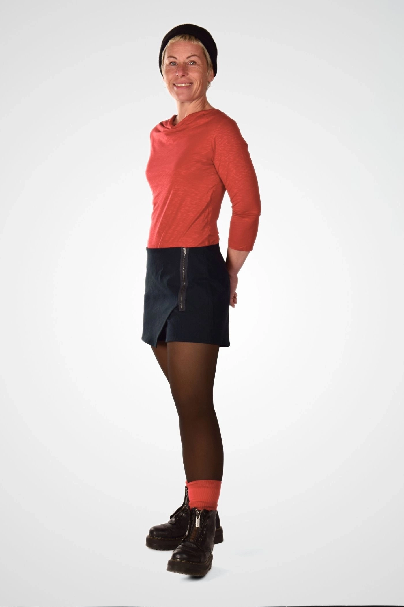 Skort „Nelke“ in Anthrazit - Seitenansicht links mit schmeichelnder Silhouette und bequemer Passform