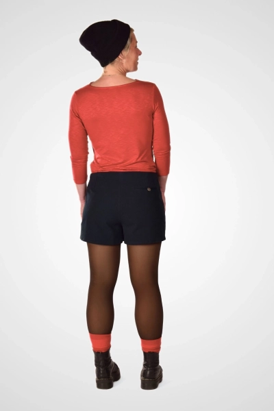 Mini Skort "Nelke" aus Baumwolle - Ansicht von hinten mit verschließbarer Gesäßtasche und Knopfdetail