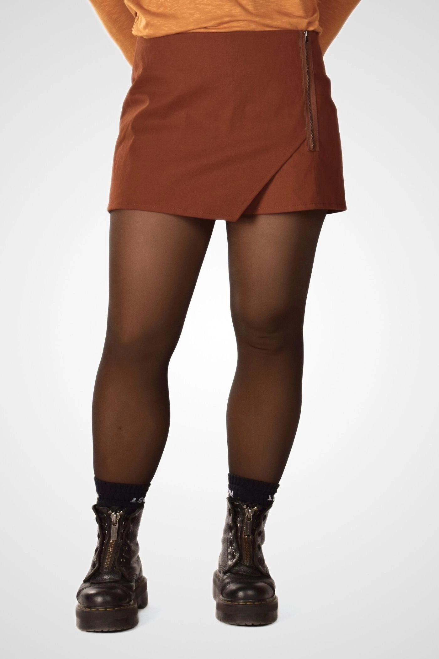 Damen Hosenrock "Nelke" kastanienrot von vorne mit integrierter Shorts und moderner Passform