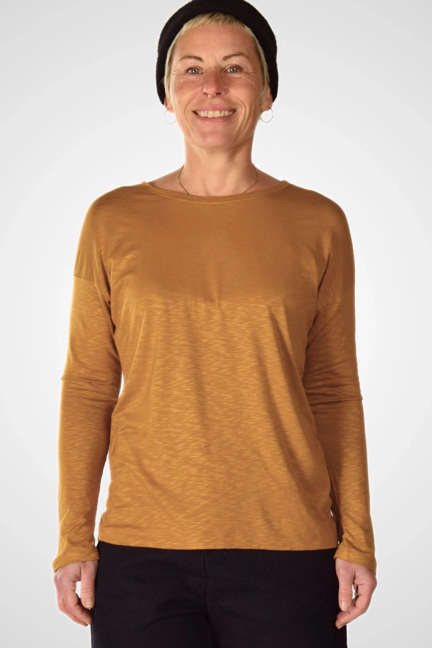 Damen Langarmshirt "Uta" in Goldgelb mit modernem Schnitt vorne