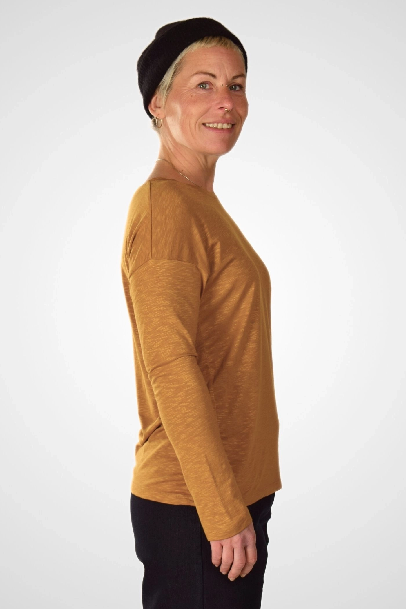 Langarmshirt "Uta" in Schwarz mit verkürztem Schnitt Seitenansicht