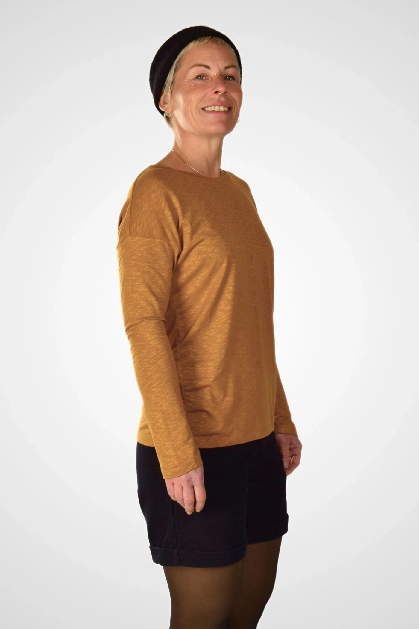 Goldgelbes Langarmshirt aus Viskose mit ausgestellten Ärmeln seitlich