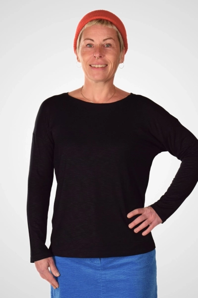 Damen Langarmshirt "Uta" in Schwarz mit weitem Schnitt Frontansicht