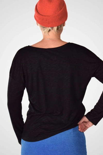 Schwarzes Shirt "Uta" mit lockerem Fit von hinten