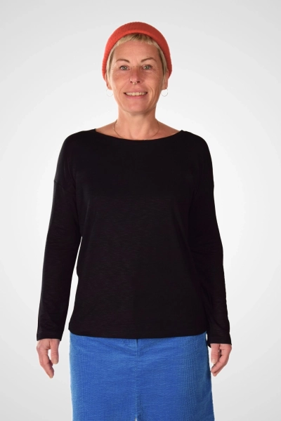 Schwarzes Viskose Langarmshirt für Damen vorne fotografiert