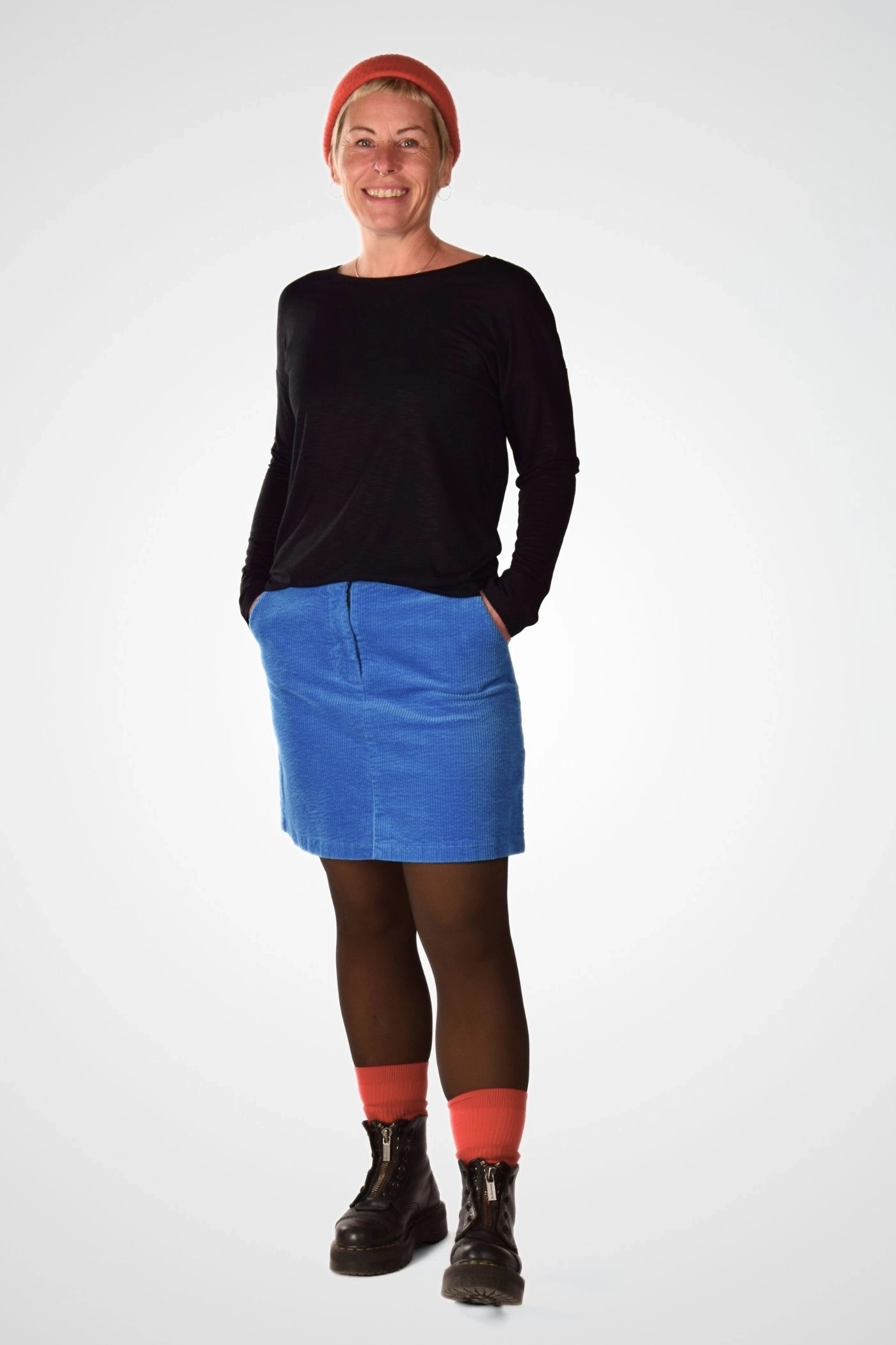 Lässiges Damen Shirt in Schwarz mit überschnittener Schulter vorne