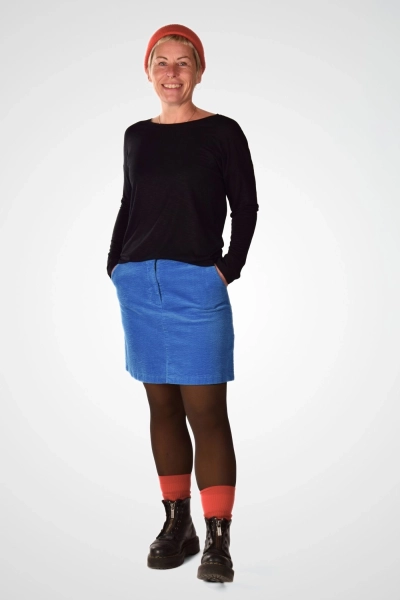 Lässiges Damen Shirt in Schwarz mit überschnittener Schulter vorne