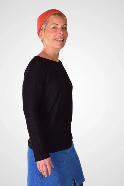 Schwarzes Viskose-Shirt mit leicht ausgestellten Ärmeln seitlich aufgenommen