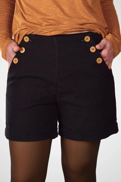 Damen Shorts "Marina" aus schwarzem Denim im Marine-Look mit dekorativen Zierknöpfen auf der Vorderseite
