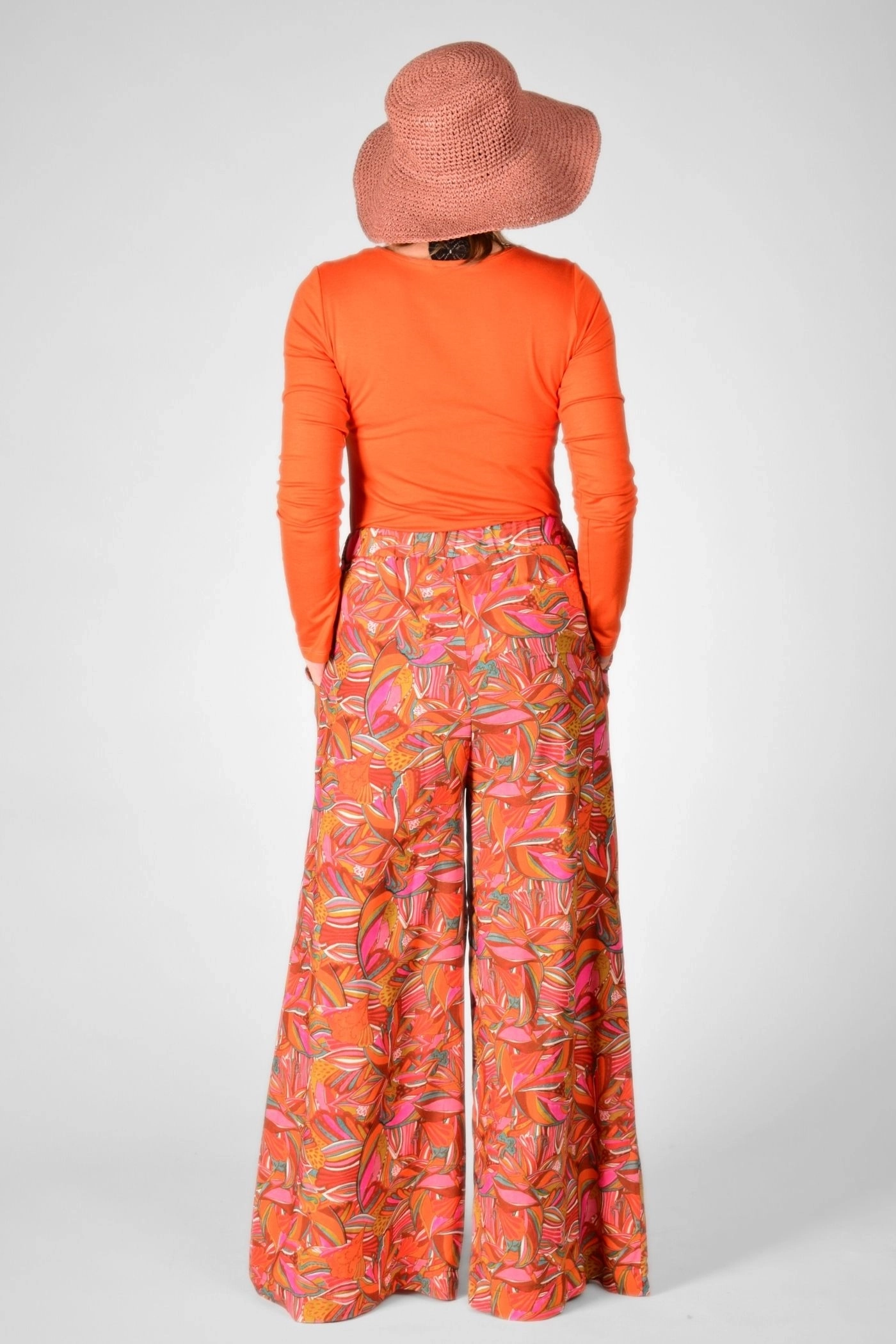 Rückansicht der langen Viskosehose "Soraja" in Orange geblümt