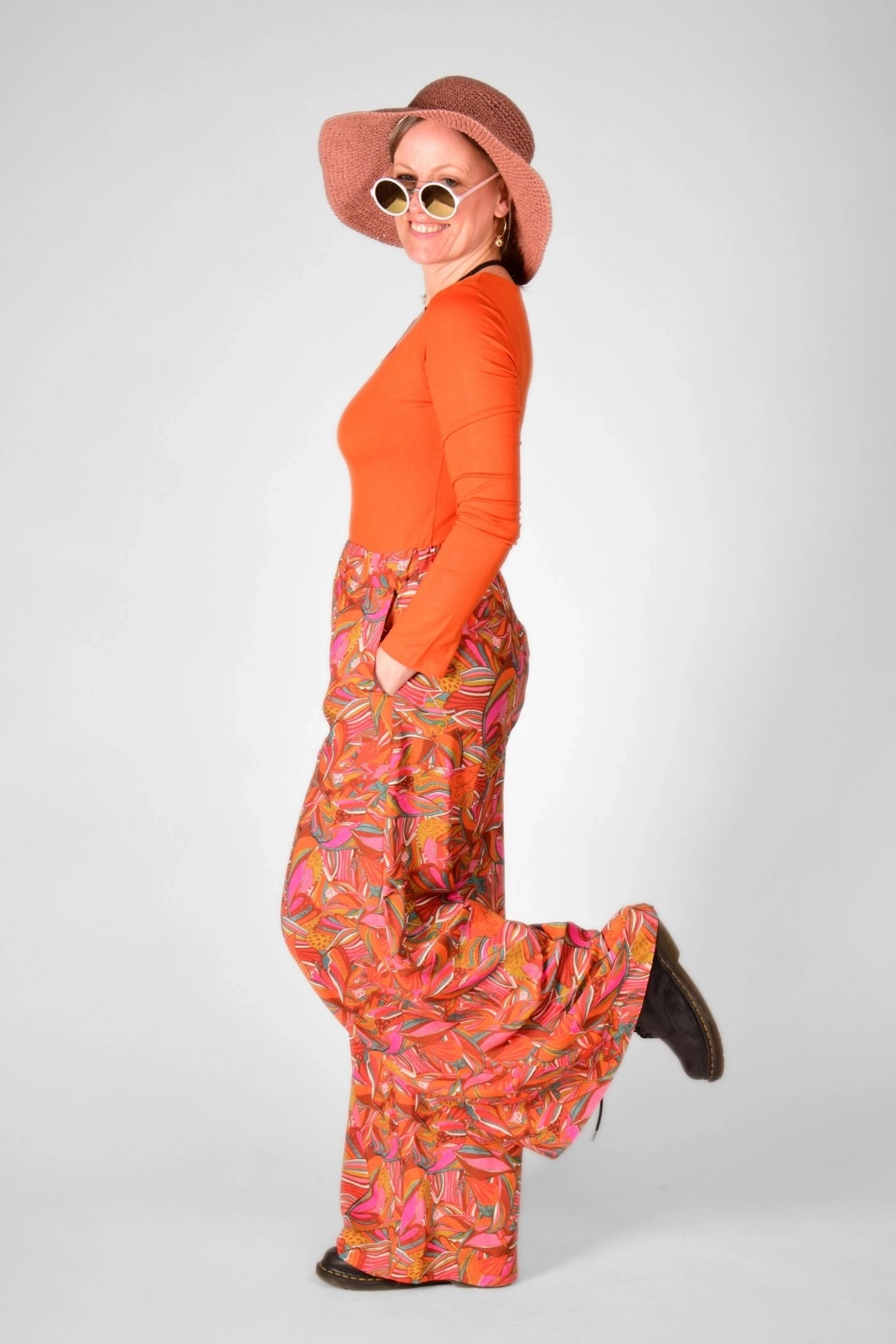 linke seitliche Ansicht der langen Viskosehose "Soraja" in Orange geblümt