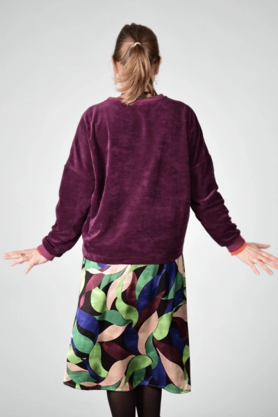 nahe Frontaufnahme des Samt Pullovers "Tia" in Lila