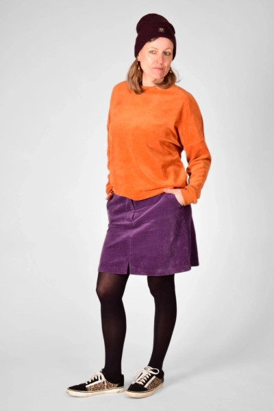 Frontale Sicht des Samt Pullovers "Tia" in orange als Ganzkörperbild