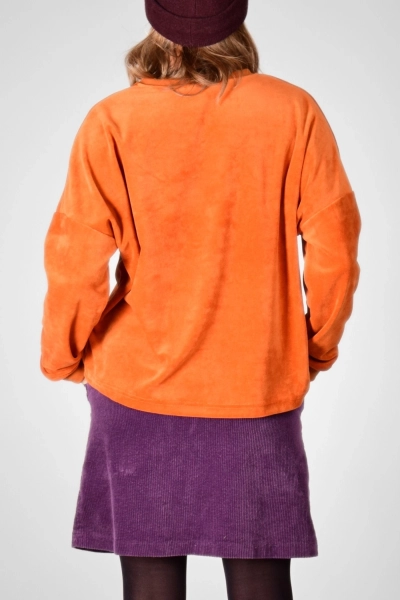 Rückansicht des Nicki Samt Pullovers von Potatoes in Orange
