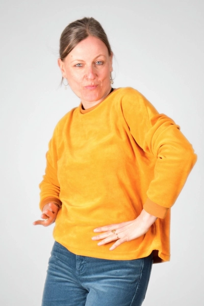 Nahaufnahme vom Samt Pulli "Tia" in Gelb