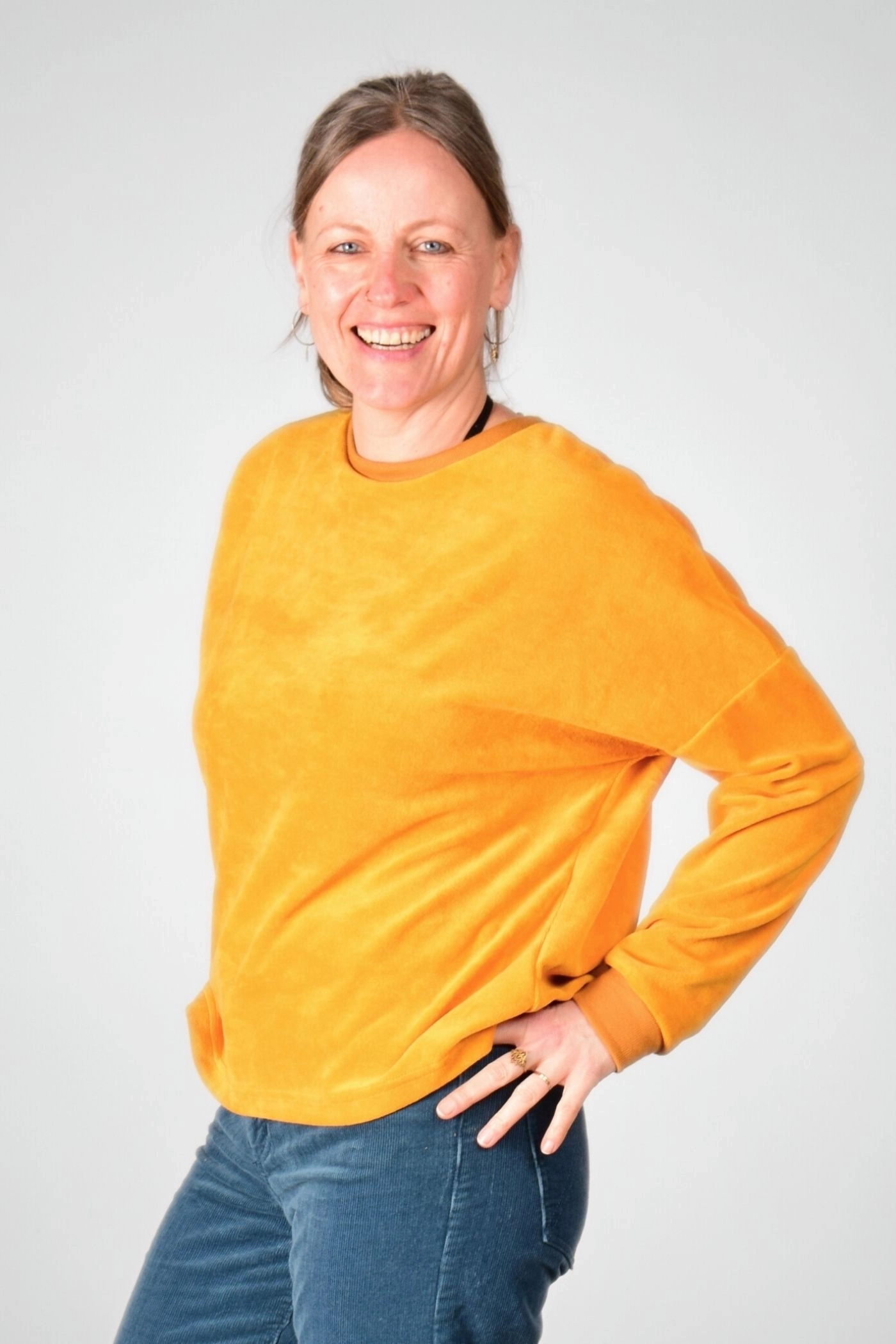 Frontansicht des Samt Pullovers "Tia" in gelb