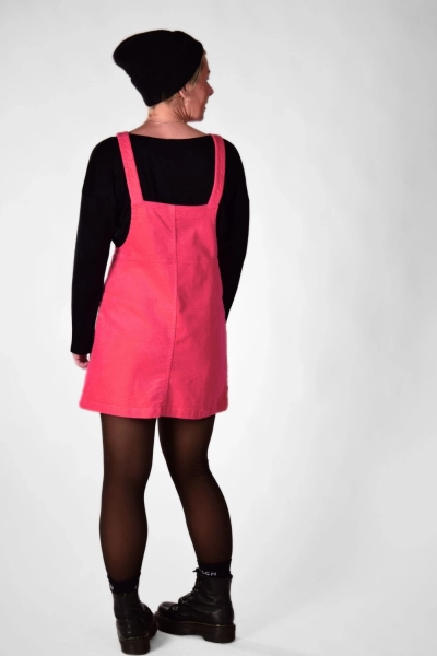 Modelansicht von vorn mit Latzkleid "Bea" in neo pink