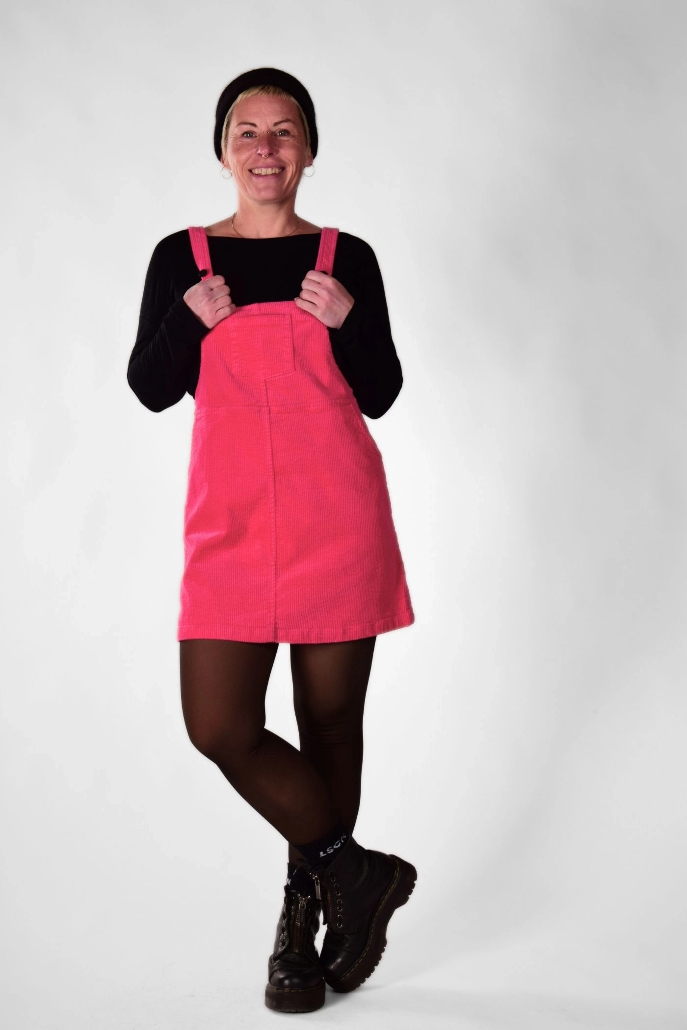 lockere Haltung des Models mit Latzkleid "Bea" in neo pink von vorn