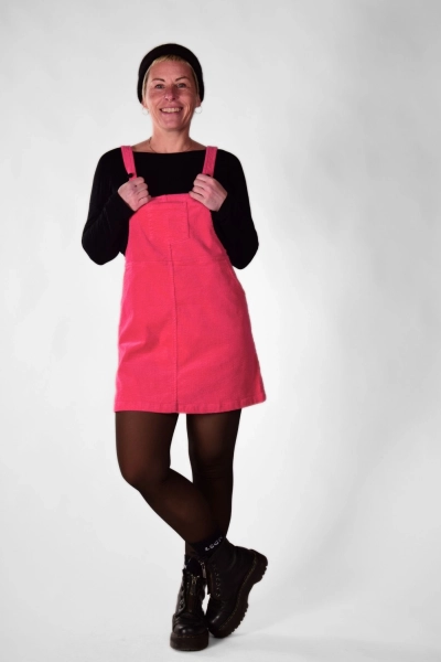 lockere Haltung des Models mit Latzkleid "Bea" in neo pink von vorn