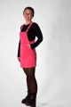 lockere Haltung des Models mit Latzkleid "Bea" in neo pink von der Seite