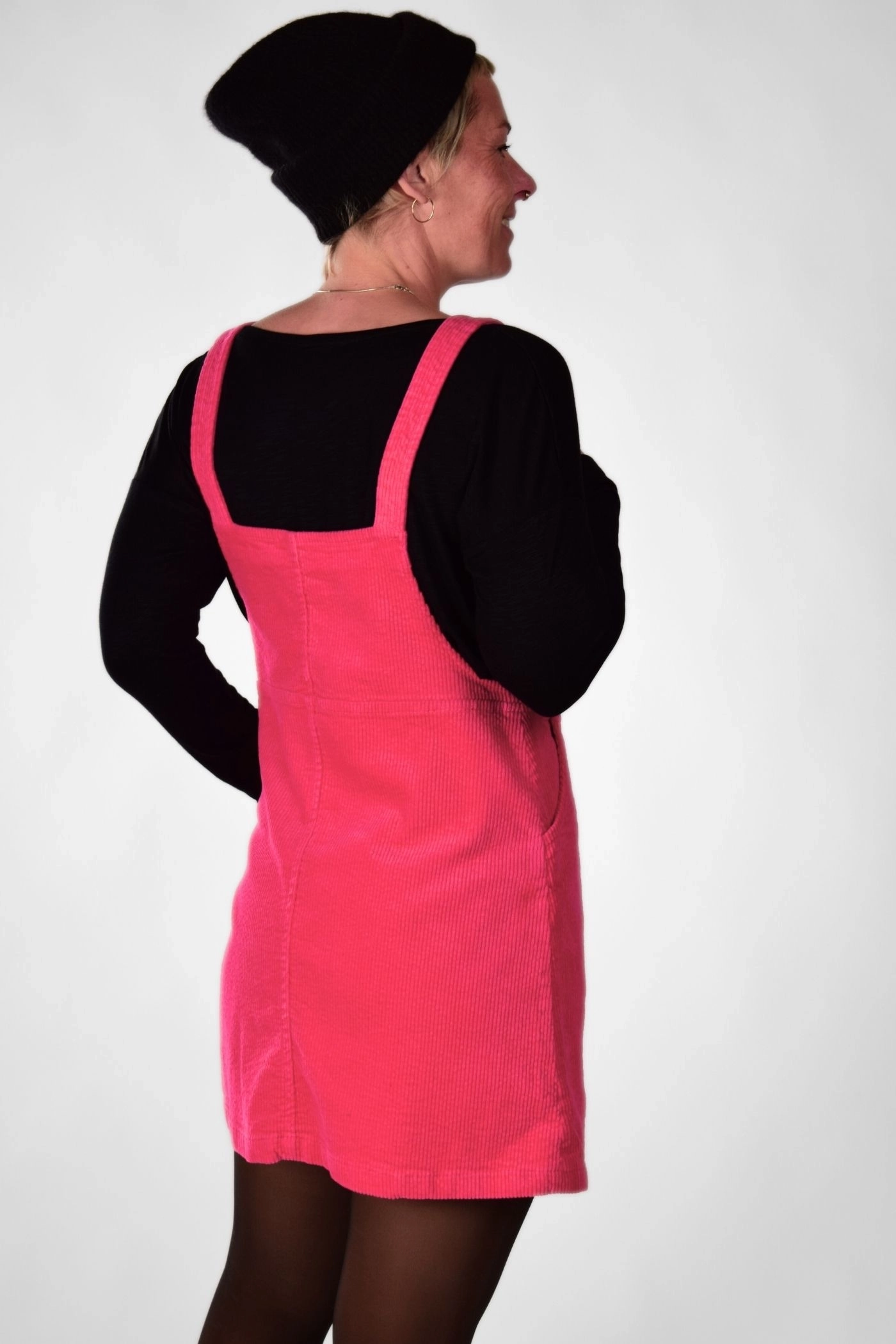 Rückansicht in Nahaufnahme des Latzkleid "Bea" in neo pink