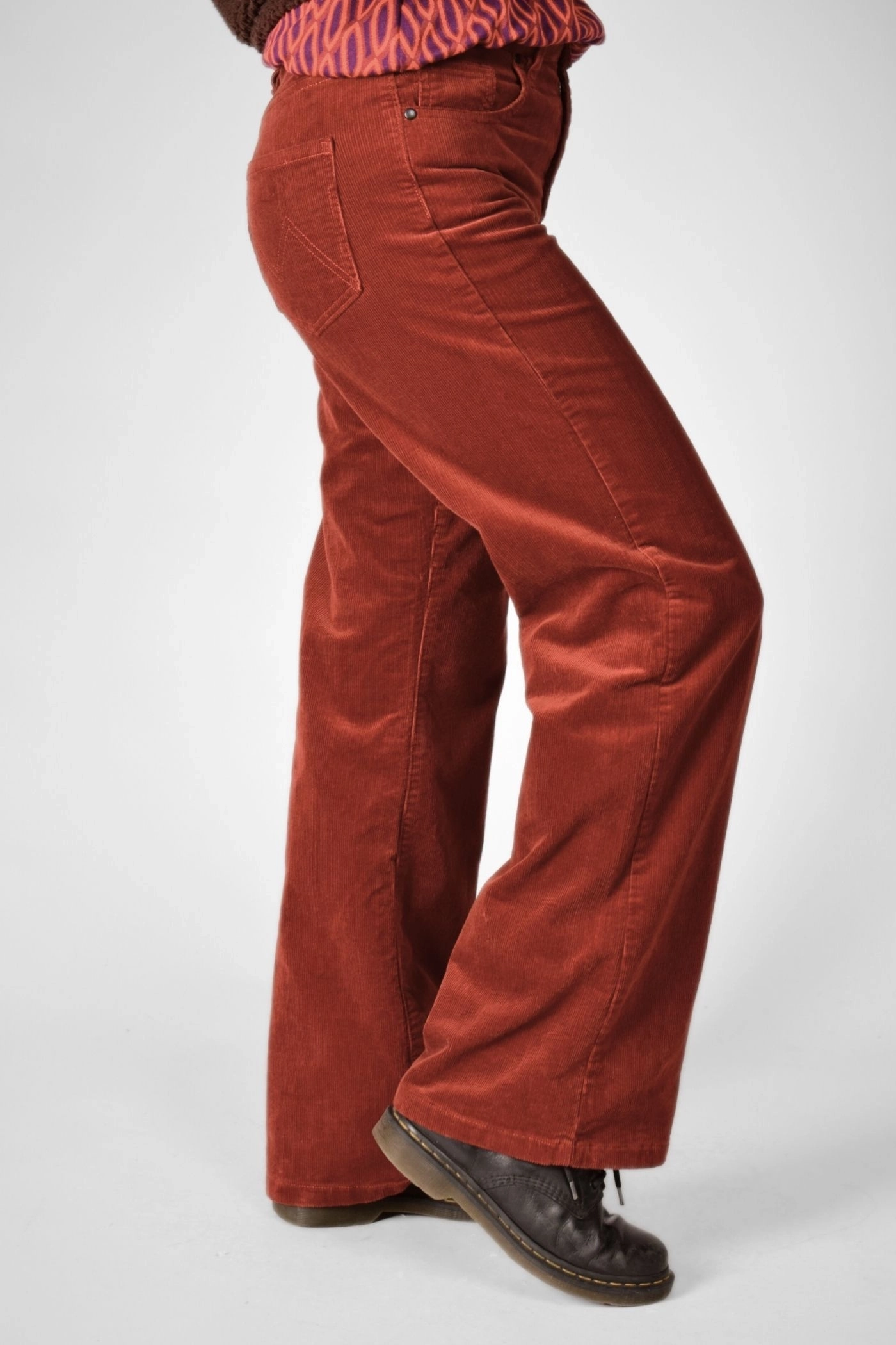 rechte seitliche Perspektive der Wide Leg Hose "Marlene" in chili oil