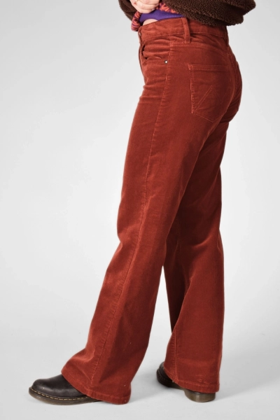 linke seitliche Perspektive der Wide Leg Hose "Marlene" in chili oil