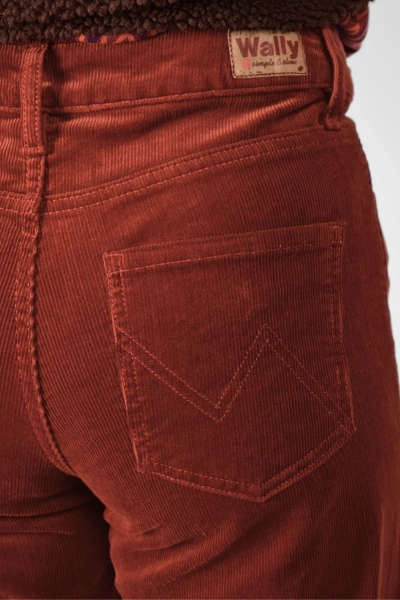 Detailaufnahme der Cordhose "Marlene" mit Gesäßtasche und Logopatch von Wally