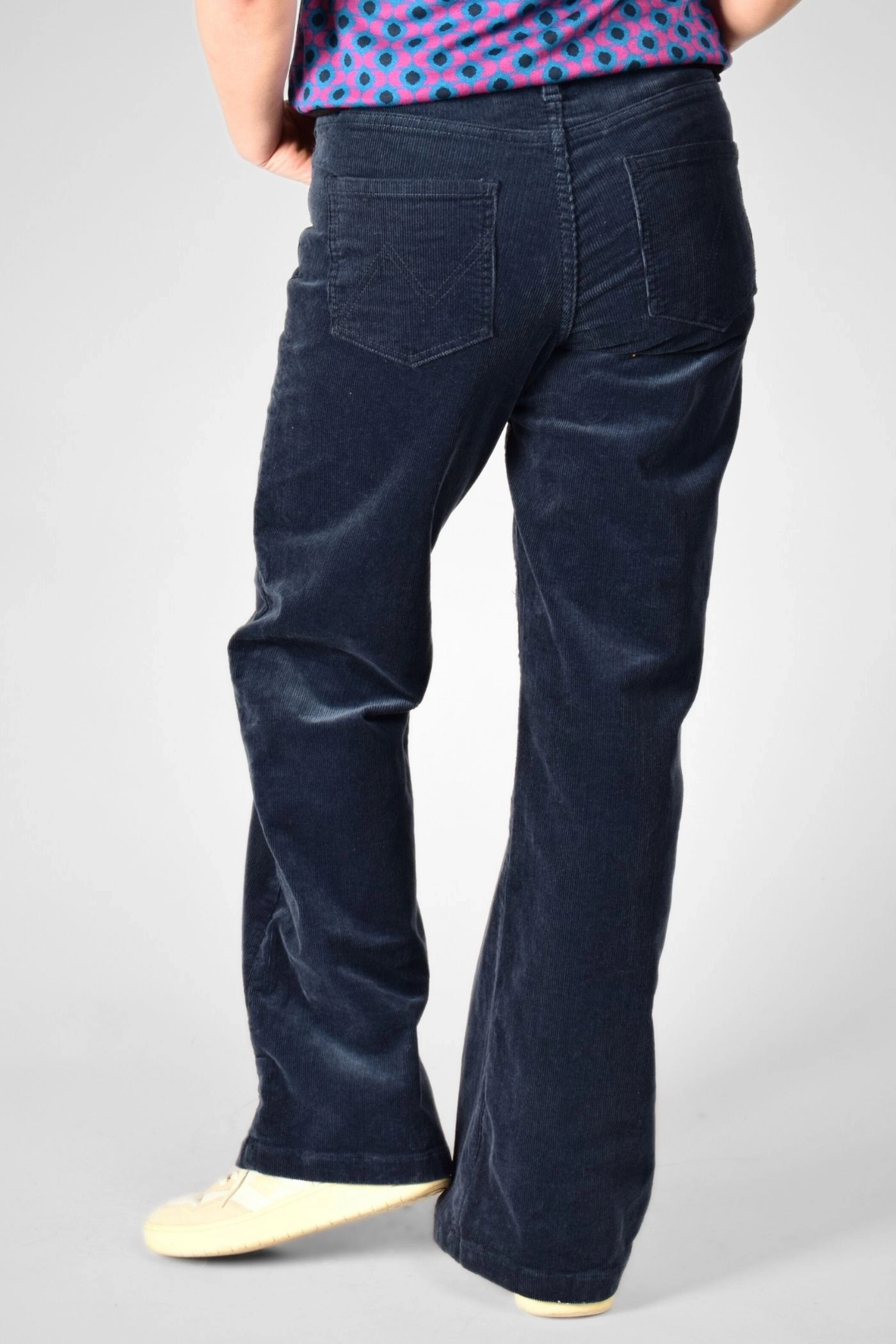 Mid Waist Hose "Marlene" aus Cord von hinten