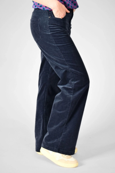 rechte Seitenansicht der Wide Leg Hose aus Cord in dunkelblau