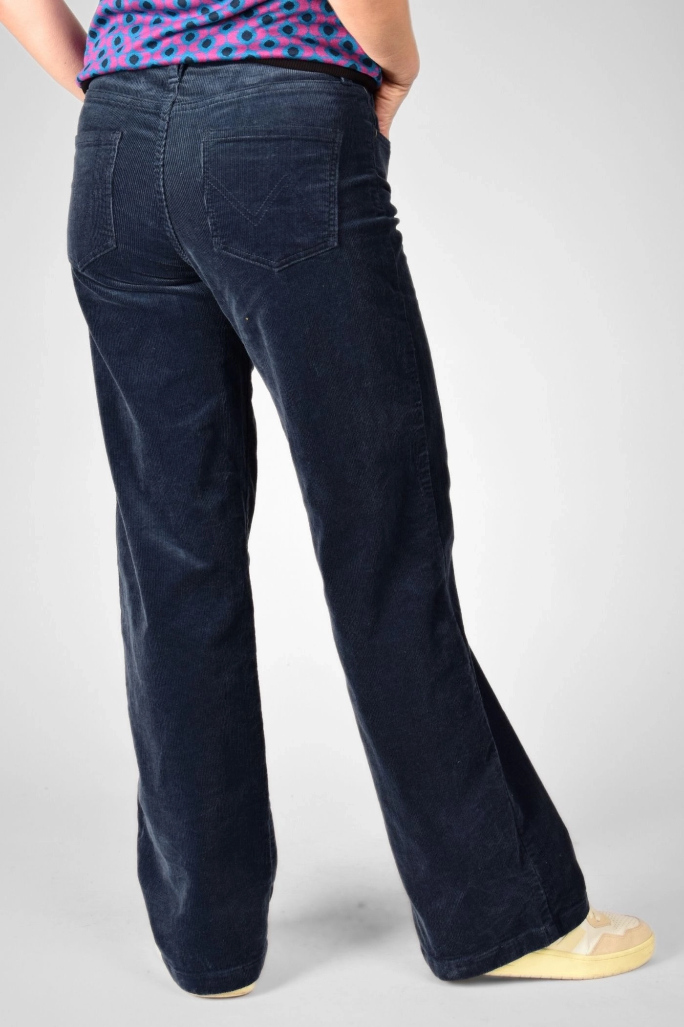 Mid Waist Cordhose "Marlene" in Dunkelblau Rückansicht