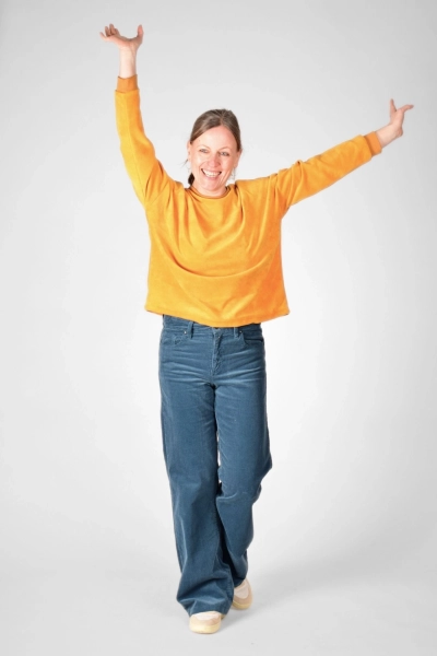 Cordhose "Marlene" in Nebelblau als Ganzkörpersicht von vorne mit selbem Samtpulli