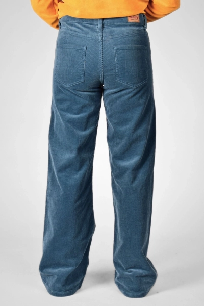Cordhose "Marlene" in Nebelblau als Ganzkörpersicht von vorne mit selbem Samtpulli