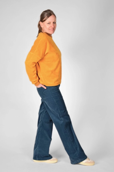 Cordhose "Marlene" in Nebelblau als Ganzkörpersicht von der Seite mit selbem Samtpulli