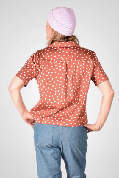 rückseitige Nahaufnahme der Hawaii Bluse "Laura" in Terra mit weißen Punkten