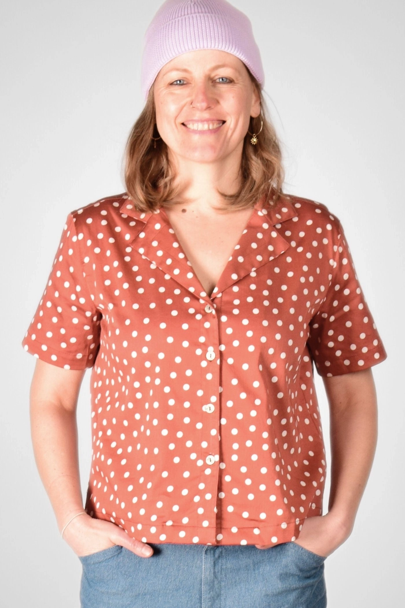frontale Nahaufnahme der Hawaii Bluse "Laura" in Terra mit weißen Punkten