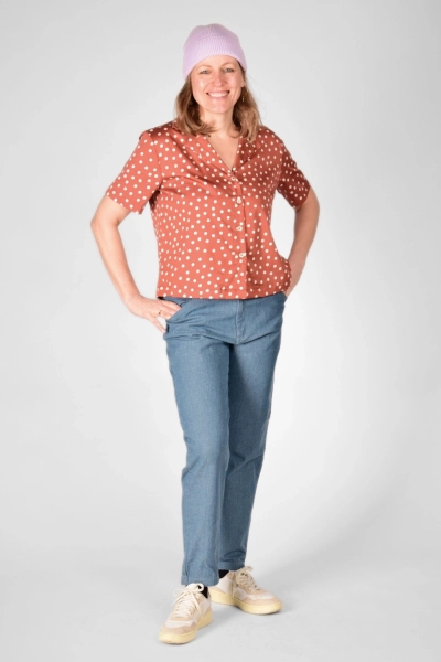 Frontansicht der Kombination der "Laura" Bluse mit der Hose "April"