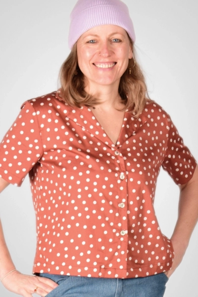 Bluse "Laura" in Terra mit Punkten von Adrett - Frontansicht