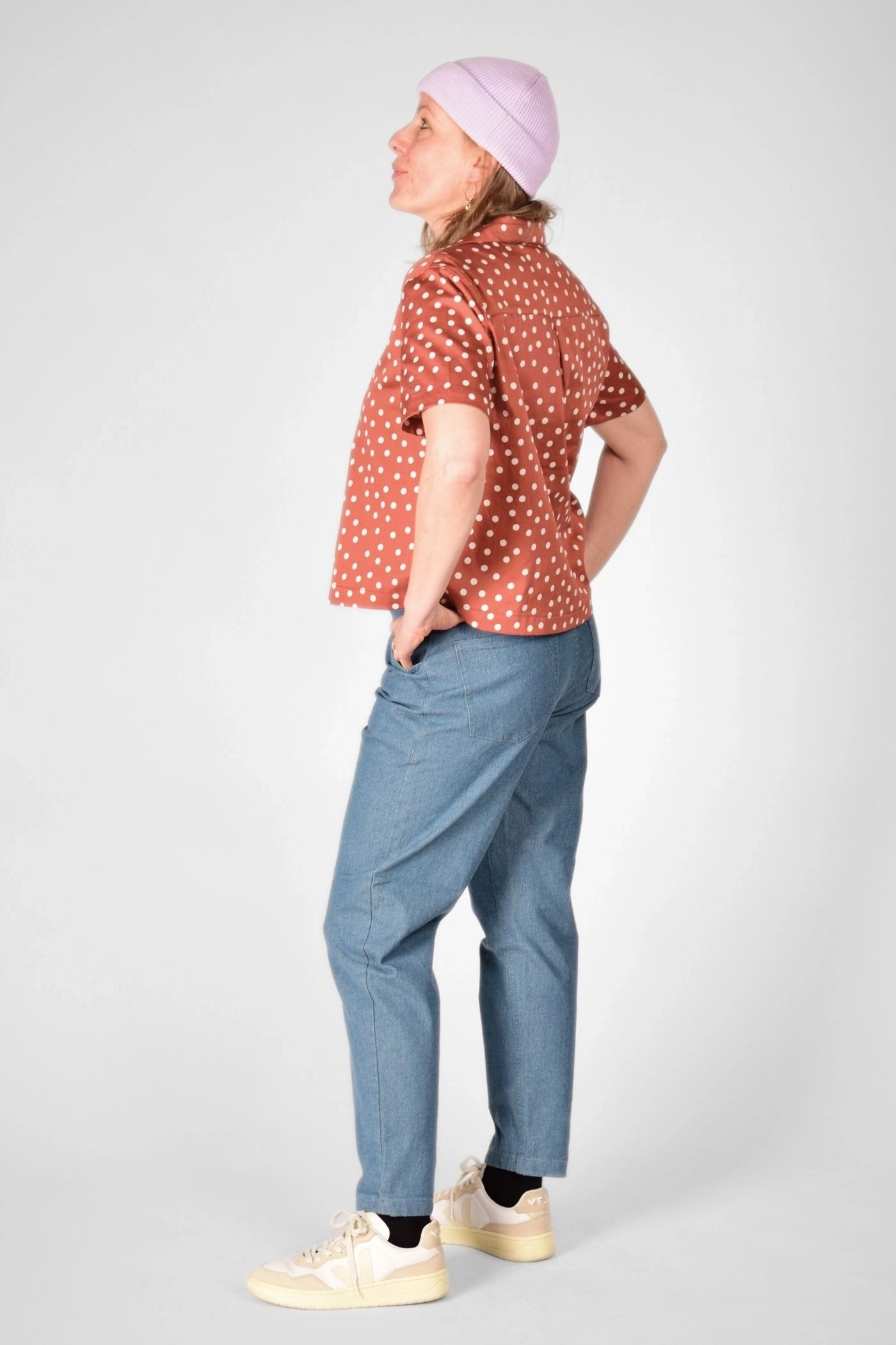 seitliche Perspektive der Hawaii Bluse "Laura" in Terra mit Punkten