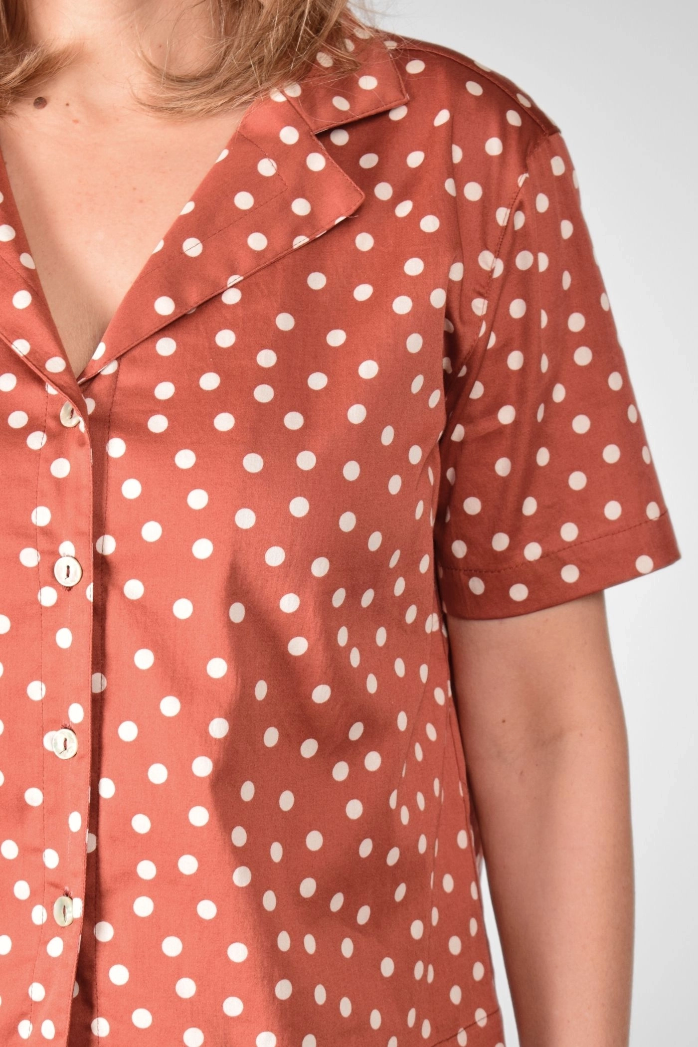 detaillierte Ansicht des Reverskragens mit Knopfleiste von Bluse "Laura"