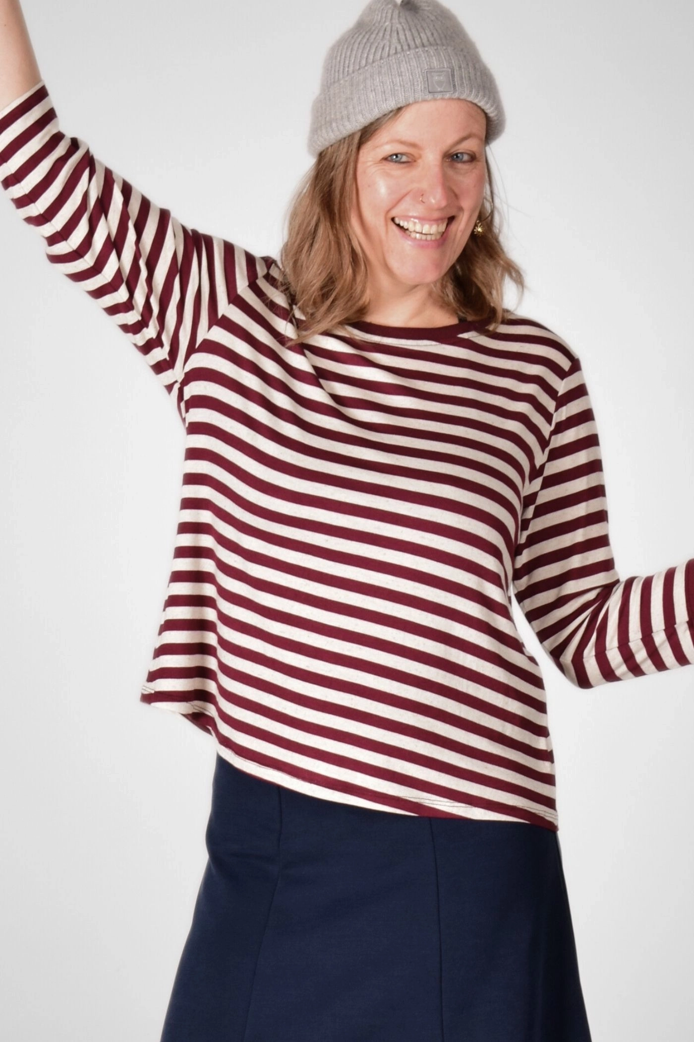 Frontansicht von Shirt "Jessie"3/4 Arm in dunkelrot - beige gestreift